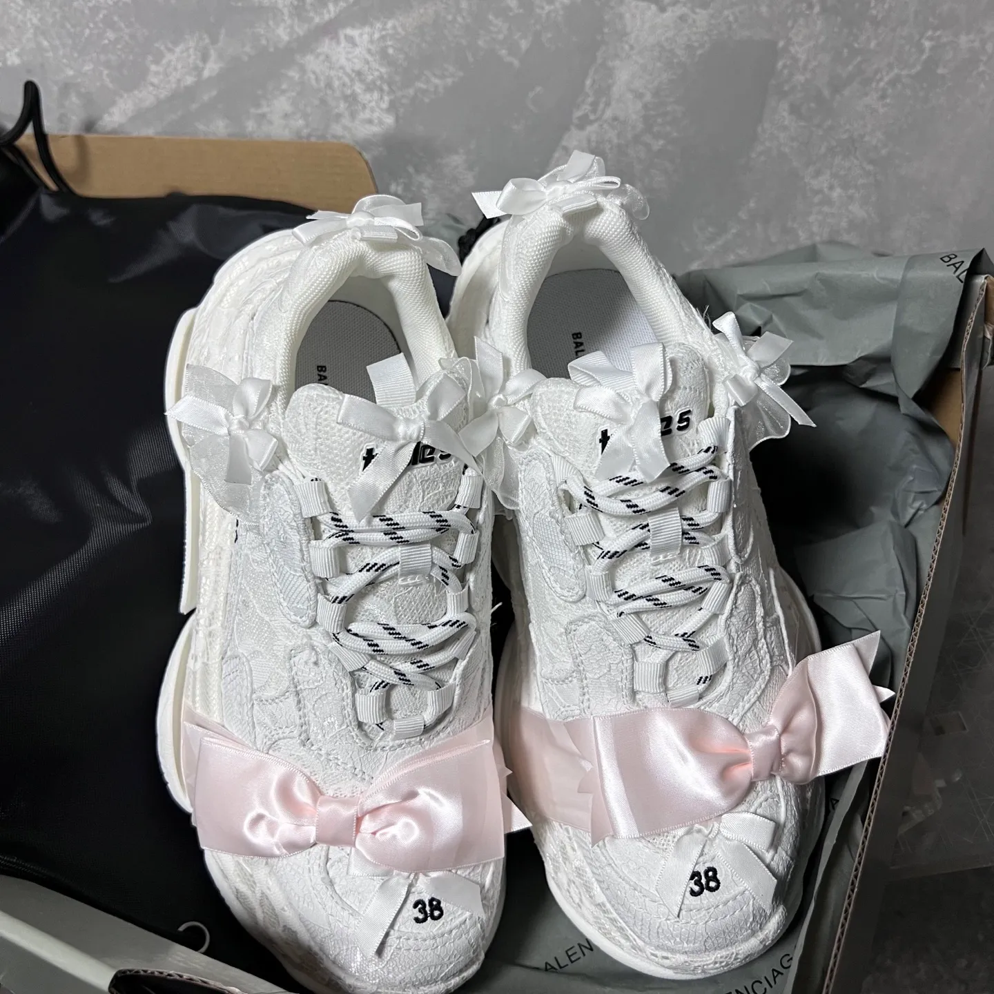 👟👟Ex-factory price 720👟👟 BALENCIAGA, lace bow Paris daddy, lace bow🎀triples are really super cute, white lace➕pink ribbon bow🎀definitely touches the heart of girls, this design actually has a sweet and cool feeling! There’s no girl who doesn’t like lace! Break through the cool dad shoe series and boldly try sweet styles! Code number: 35-39 (40 customized)